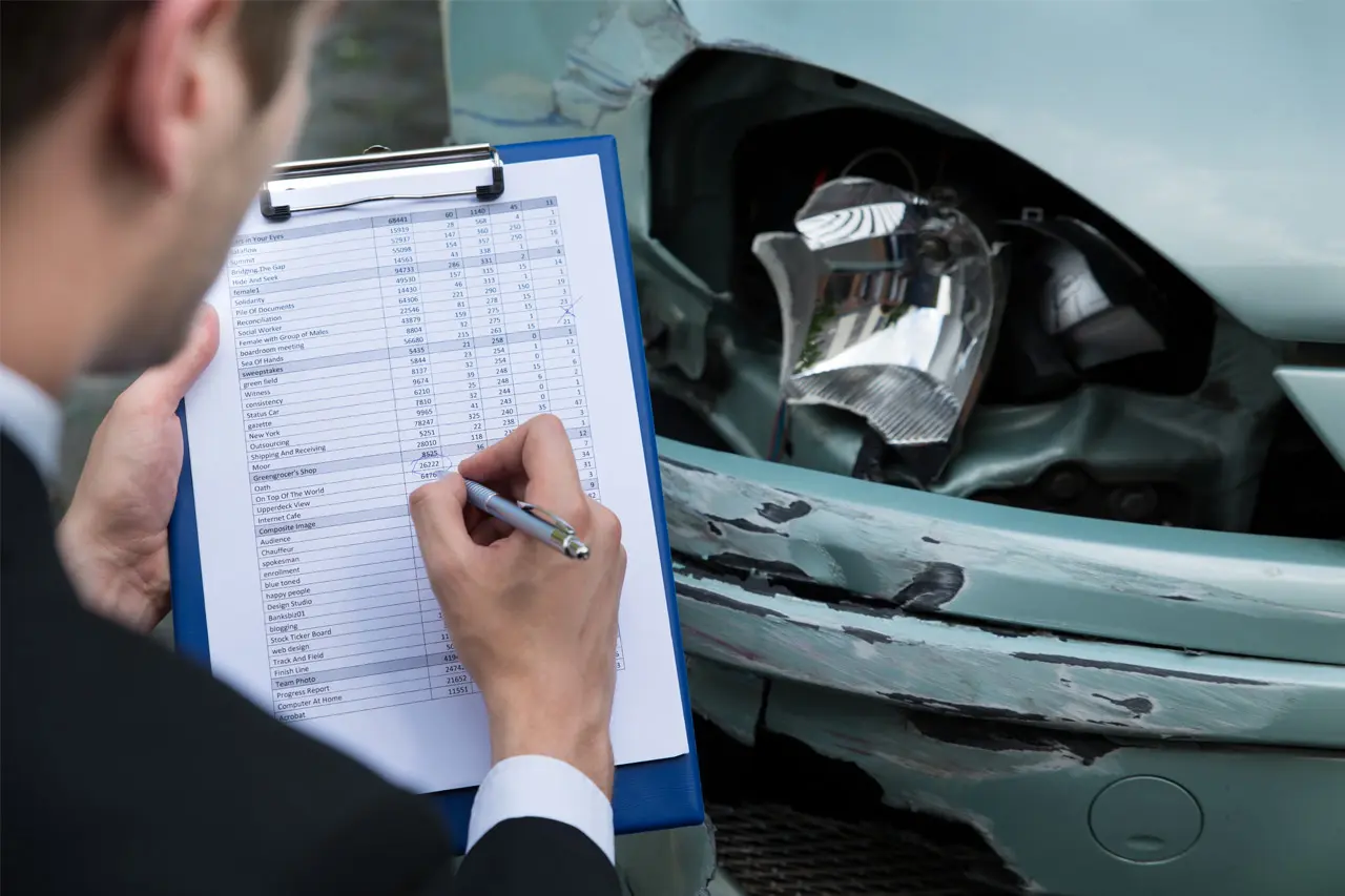 KFZ-Sachverständiger vs. KFZ-Gutachter: Was ist der Unterschied?