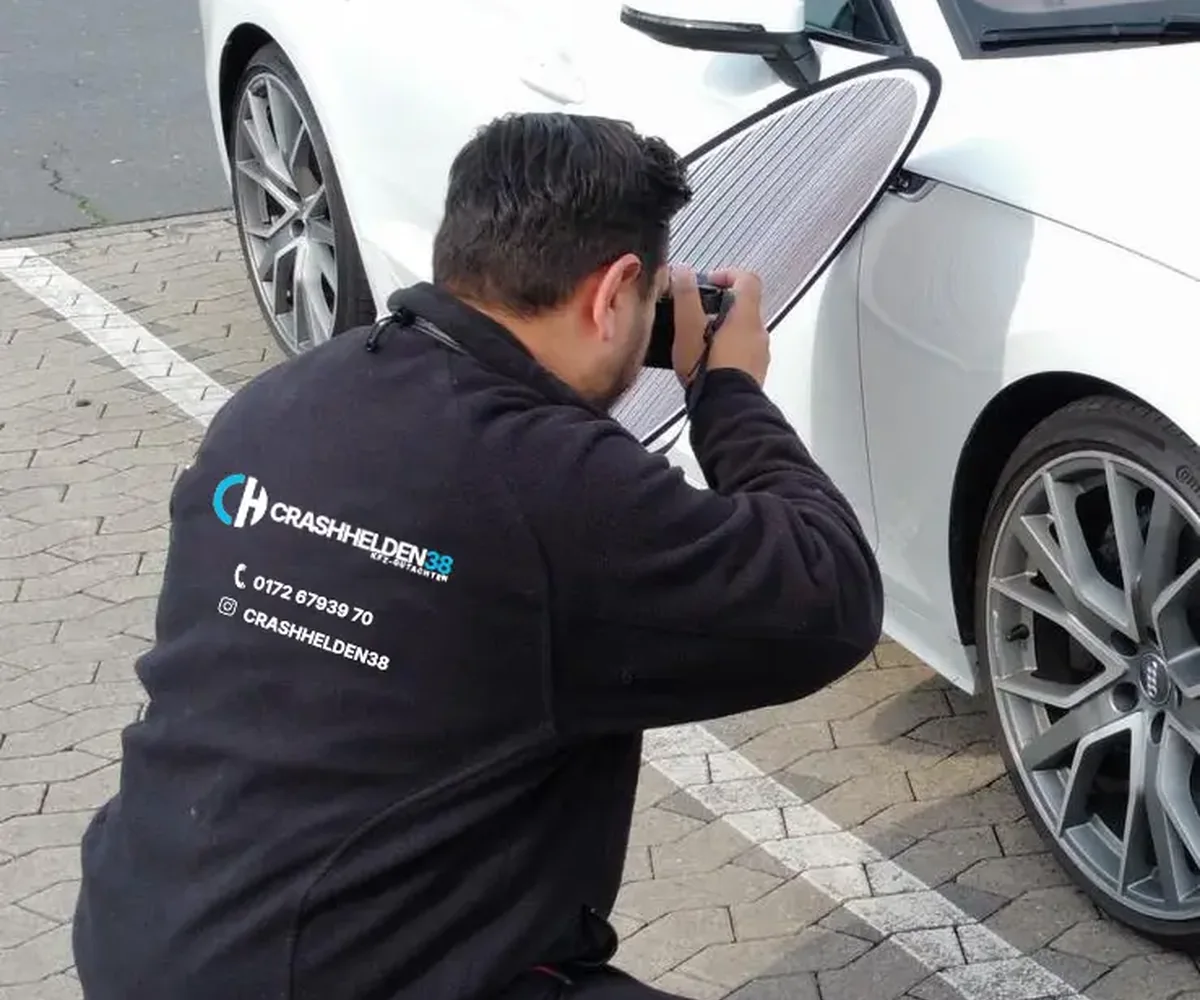 Kfz Gutachter Peine bei der mobilen Schadenaufnahme in Peine